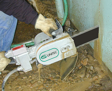 Pneumatic concrete chainsaw