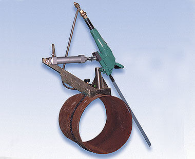 Automatic feed pipe clamp for pneumatic hacksaw