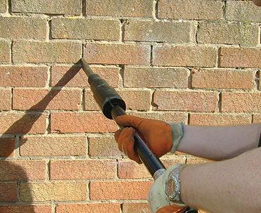 Mortar removal with long-reach chisel