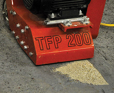 TFP 200 Escarificador para pisos operado a pie de 8" removiendo recubrimientos