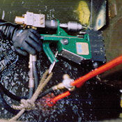Hydraulic portable magnetic drill for use in water
