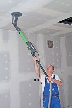 Long-reach drywall sander for walls and ceilings